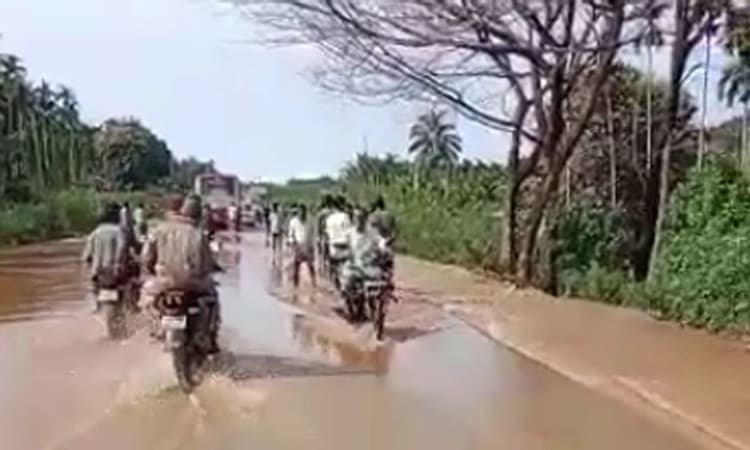 ಹೊಳಲ್ಕೆರೆ: ಭಾರಿ ಮಳೆಗೆ ಹೆದ್ದಾರಿ ಮುಳುಗಡೆ ; ಸಂಚಾರ ಅಸ್ತವ್ಯಸ್ತ