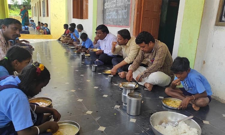 ದೋಟಿಹಾಳ: ಶಾಲಾ ಮಕ್ಕಳೊಂದಿಗೆ ಬಿಸಿಯೂಟ ಸವಿದ ತಾ.ಪಂ. ಇ.ಓ.