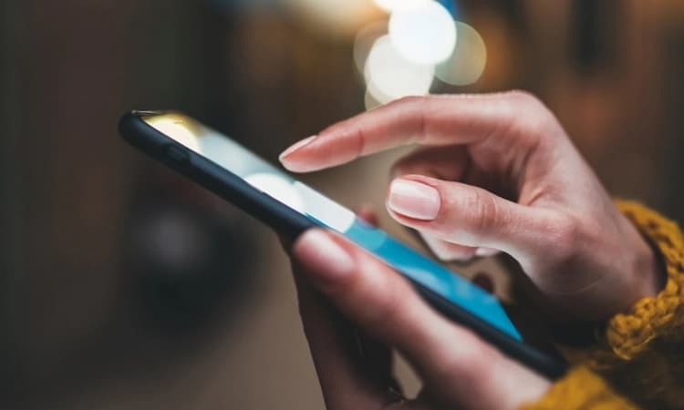 ಸ್ಮಾರ್ಟ್ ಫೋನ್ ಕೊಳ್ಳಲು ದುಡ್ಡಿಲ್ಲದೆ ತನ್ನ ರಕ್ತವನ್ನೇ ಮಾರಲು ಮುಂದಾದ 16 ವರ್ಷದ ಬಾಲಕಿ