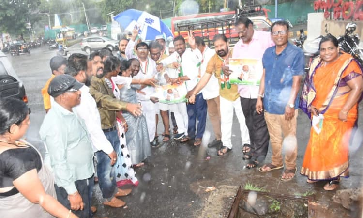 ಖರ್ಗೆ ಗೆಲುವು; ಕಲಬುರಗಿಯಲ್ಲಿ ಸುರಿವ ಮಳೆಯಲ್ಲೂ ವಿಜಯೋತ್ಸವ