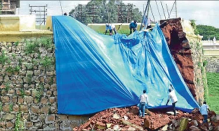 ಮೈಸೂರು: ಭಾರೀ ಮಳೆಗೆ ನೆಲಕ್ಕುರುಳಿದ 220 ವರ್ಷದ ಅರಮನೆ ಕೋಟೆ