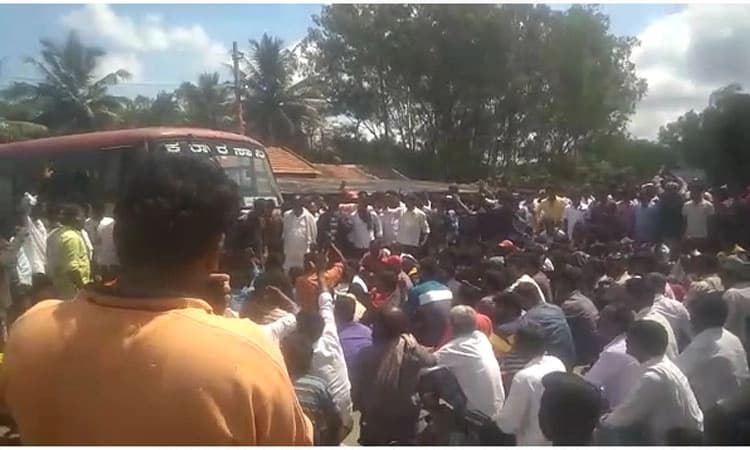 ತಂಬಾಕು ಬೆಲೆ ‌ಕುಸಿತ;ಆಕ್ರೋಶಿತ ರೈತರಿಂದ‌ ಹೆದ್ದಾರಿಯಲ್ಲಿ ಪ್ರತಿಭಟನೆ;ಸಂಚಾರ ಅಸ್ತವ್ಯಸ್ತ