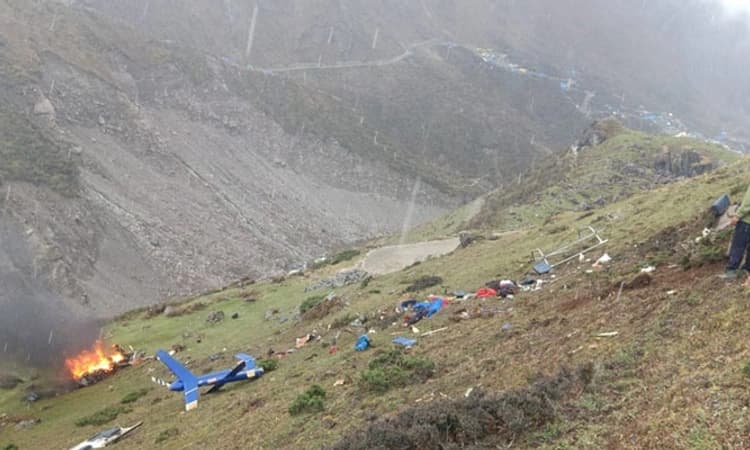 ಕೇದಾರನಾಥಕ್ಕೆ ಭಕ್ತರನ್ನು ಕರೆದೊಯ್ಯುತ್ತಿದ್ದ ಹೆಲಿಕಾಪ್ಟರ್ ಪತನ: ಆರು ಮಂದಿ ಸಾವು