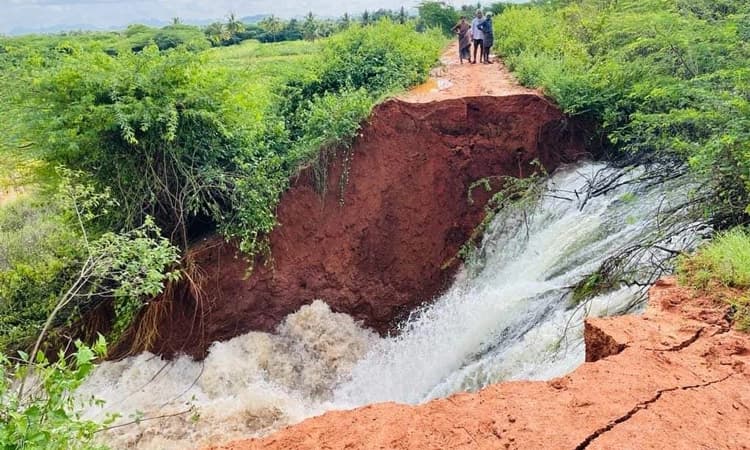 ಗೌರಿಬಿದನೂರು ಸುತ್ತಮುತ್ತ ಭಾರಿ ಮಳೆ : ಕೆರೆಕಟ್ಟೆ ಒಡೆದು ನೂರಾರು ಎಕರೆ ಕೃಷಿ ಭೂಮಿ ಜಲಾವೃತ
