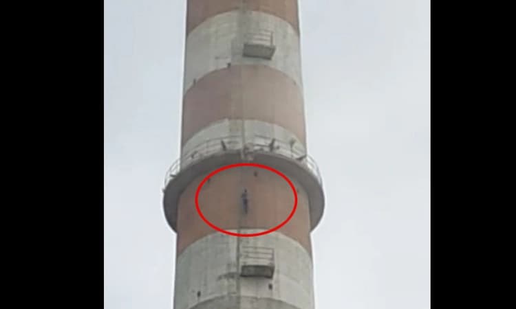 ವೇತನಕ್ಕಾಗಿ ಆರ್ ಟಿಪಿಎಸ್ ಚಿಮಣಿ ಏರಿ ಕಾರ್ಮಿಕನ ಪ್ರತಿಭಟನೆ