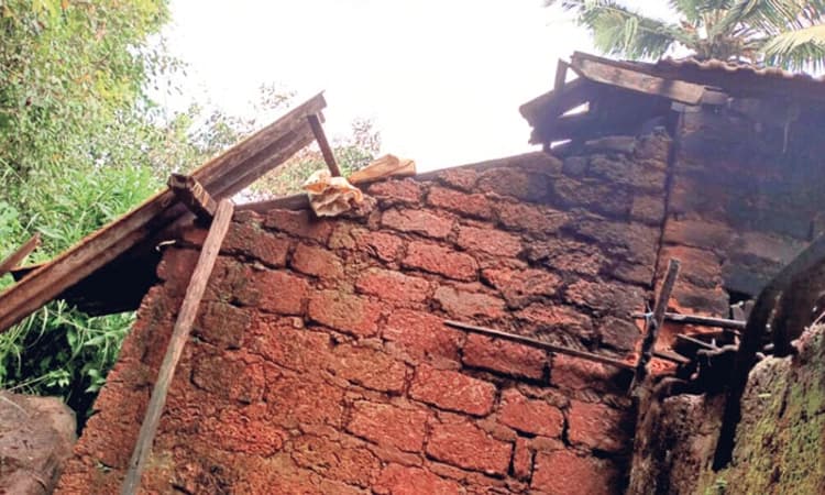 ಸಿಡಿಲು ಬಡಿದು ಮನೆಗೆ ಹಾನಿ; ವೃದ್ಧೆಗೆ ಗಾಯ