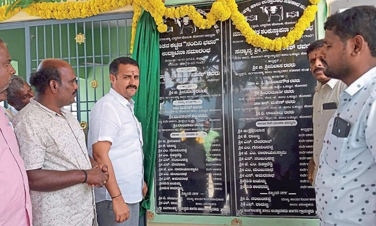 ಹಾಲಿನ ಖರೀದಿ ದರ ಹೆಚ್ಚಿಸದಿದ್ದರೆ ಕೆಎಂಎಫ್ ಮುತ್ತಿಗೆ