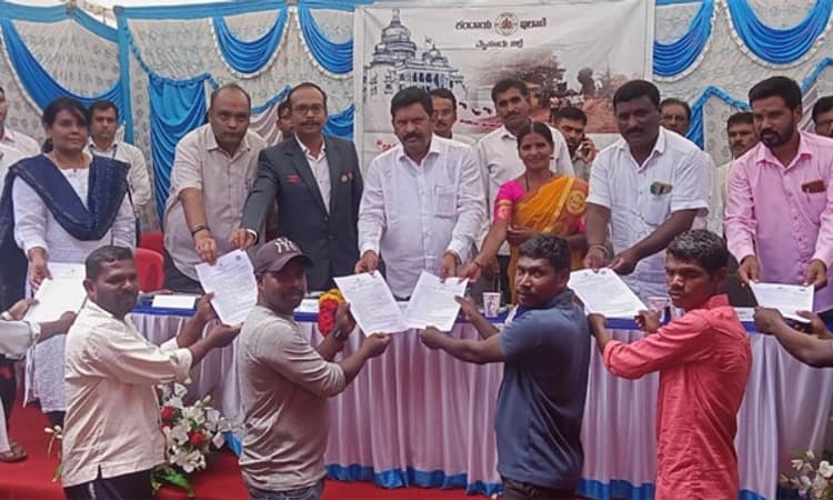 ಹುಣಸೂರು: ಒಂದೇ ದಿನ 250 ಮಂದಿಗೆ ವಿವಿಧ ಸವಲತ್ತು ವಿತರಣೆ