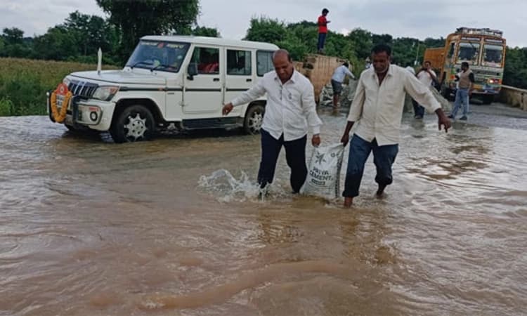 ತಹಶೀಲ್ದಾರ್‌ ರಿಂದಲೇ ಖುದ್ದು ಕೆರೆ ಏರಿಯ ಗುಂಡಿ ಮುಚ್ಚಲು ಪ್ರಯತ್ನ