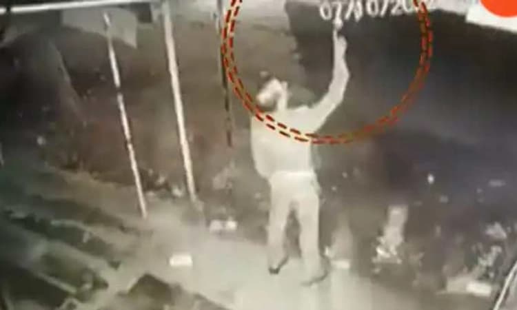 Watch: ಅಂಗಡಿ ಮುಂಭಾಗದ ಬಲ್ಬ್ ಕದ್ದ ಪೊಲೀಸ್ ಕಾನ್ಸ್ ಟೇಬಲ್ ಅಮಾನತು-ವಿಡಿಯೋ ವೈರಲ್