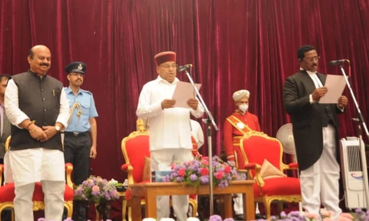 ಕರ್ನಾಟಕ ಹೈಕೋರ್ಟ್ ಮುಖ್ಯ ನ್ಯಾಯಮೂರ್ತಿಯಾಗಿ ಪ್ರಸ‌ನ್ನ ಬಾಲಚಂದ್ರ ವರಳೆ ಪ್ರಮಾಣವಚನ ಸ್ವೀಕಾರ