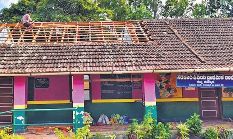 ಕಟ್ಟು ಕಿ.ಪ್ರಾ. ಶಾಲೆ ದುರಸ್ತಿಗೆ ಮುಂದಾದ ಊರವರು