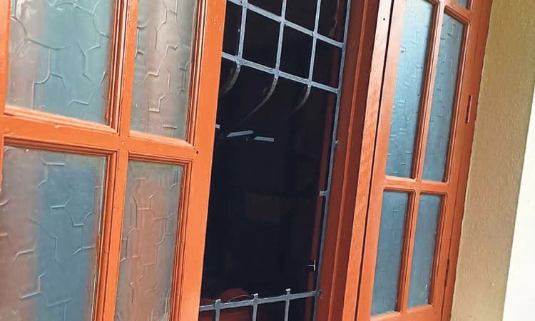 ಅಧಿಕಾರಿ ಮನೆಗೆ ನುಗ್ಗಿದ ಕಳ್ಳರು: ಚಿನ್ನಾಭರಣ ಕದ್ದೊಯ್ದರು