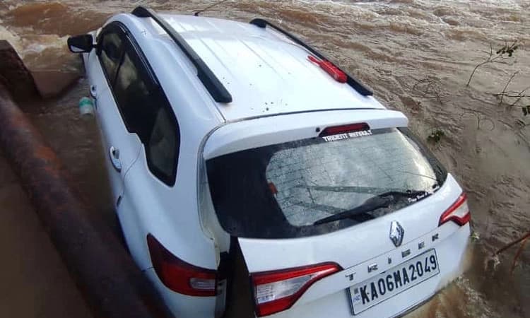 ಭಾರೀ ಮಳೆಗೆ ನೀರಲ್ಲಿ ಕೊಚ್ಚಿ ಹೋದ ಕಾರು: ಚಾಲಕ ಪ್ರಾಣಪಾಯದಿಂದ ಪಾರು