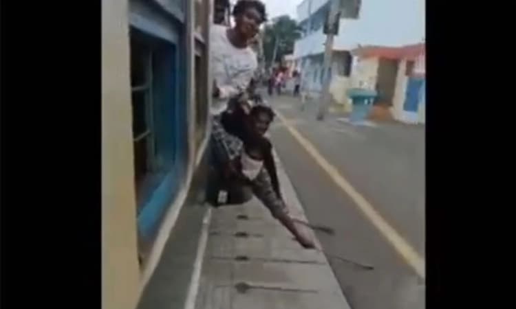 ಚಲಿಸುತ್ತಿರುವ ರೈಲಿನಲ್ಲಿ ಮಾರಕಾಯುಧ ಹಿಡಿದು ಹುಚ್ಚಾಟ ; ವಿಡಿಯೋ ವೈರಲ್