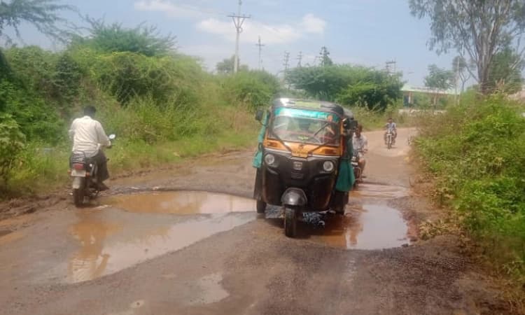 ಈ ರಸ್ತೆಯಲ್ಲಿ ಸಂಚರಿಸುವುದೇ ಒಂದು ನರಕ ಯಾತನೆ : ಹಿಡಿಶಾಪ ಹಾಕುತ್ತಿರುವ ಸವಾರರು