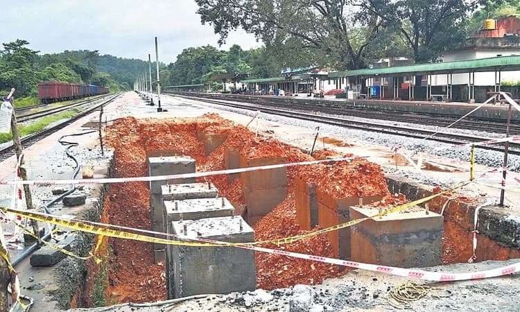 ಅರ್ಧದಲ್ಲೇ ನಿಂತಿರುವ ಮೇಲ್ಸೇತುವೆ ಕಾಮಗಾರಿ; ಸುಬ್ರಹ್ಮಣ್ಯ ರೋಡ್‌ ರೈಲು ನಿಲ್ದಾಣ
