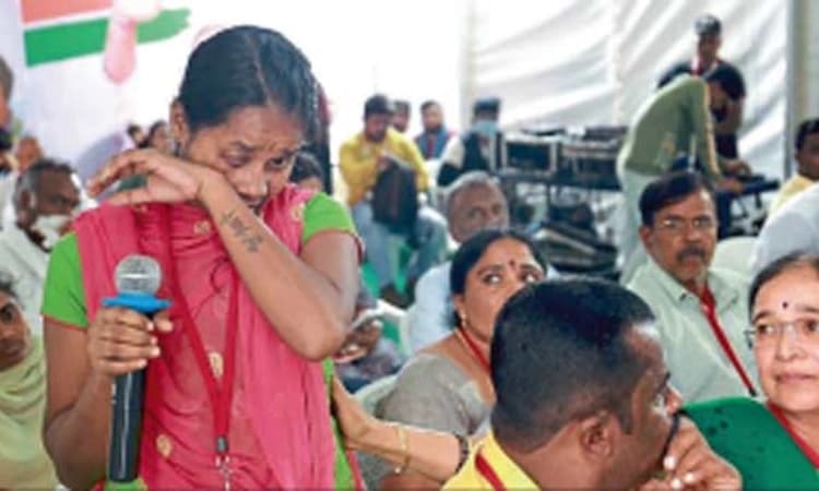 ಪಾದಯಾತ್ರೆ; ಸಂವಾದದಲ್ಲಿ ಸಮಸ್ಯೆ ಹೇಳಿಕೊಂಡು ರೈತ ಮಹಿಳೆಯರ ಕಣ್ಣೀರು