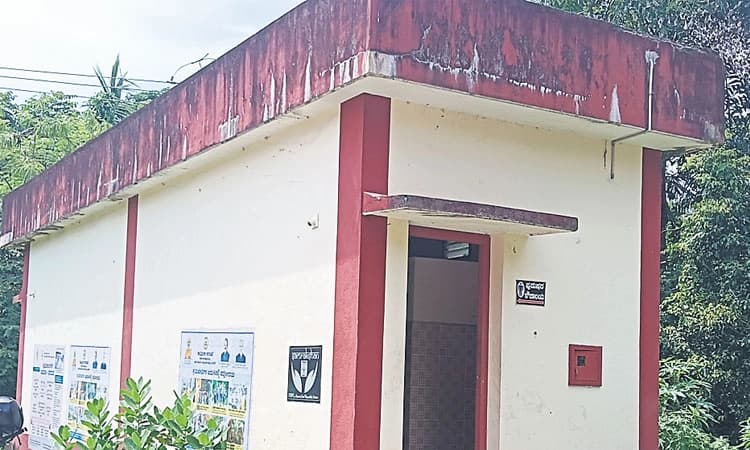 ಅವ್ಯವಸ್ಥೆಯಲ್ಲಿದೆ ಬಡ್ಡಕಟ್ಟೆ-ಕೊಟ್ರಮ್ಮನಗಂಡಿ ಶೌಚಾಲಯ