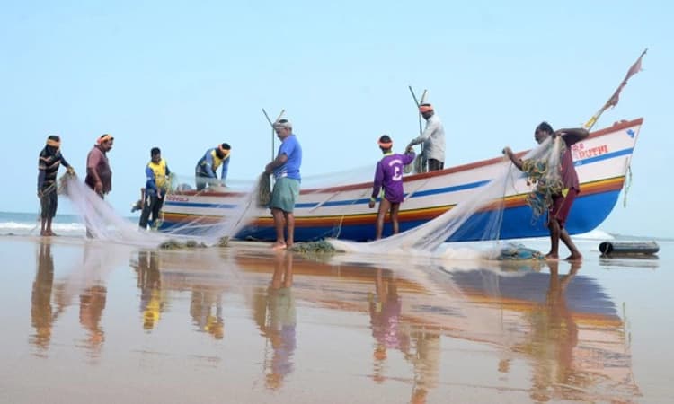 ಕೈ ತಪ್ಪಿದ ಔಟ್‌ಬೋರ್ಡ್‌ ಎಂಜಿನ್‌ ಸಹಾಯಧನ : ನಾಡದೋಣಿ ಮೀನುಗಾರರ ಸಂಕಷ್ಟ