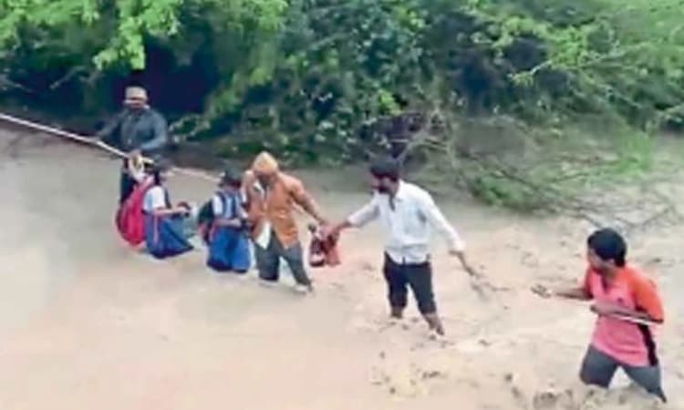 ಭಾರೀ ಮಳೆ; ಪ್ರಾಣ ಪಣಕ್ಕಿಟ್ಟು ಸೇತುವೆ ದಾಟಿದರು!