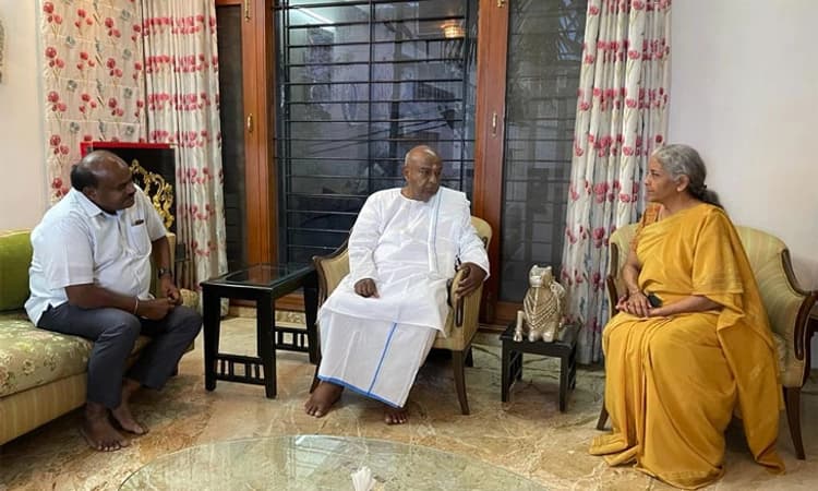 ಹೆಚ್.ಡಿ.ದೇವೇಗೌಡರ ನಿವಾಸಕ್ಕೆ ಕೇಂದ್ರ ಸಚಿವೆ ನಿರ್ಮಲಾ ಸೀತಾರಾಮನ್ ಭೇಟಿ