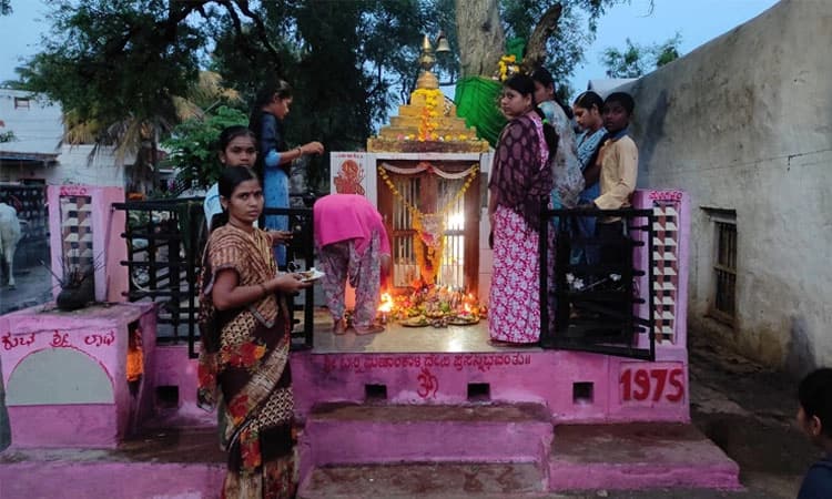 ನವರಾತ್ರಿ ಹಬ್ಬದ ಅಂಗವಾಗಿ ಬನ್ನಿಮಹಾಕಾಳಿಗೆ ಮಹಿಳೆಯರಿಂದ ವಿಶೇಷ ಮೌನ ವೃತ ಪೂಜೆ, ಆಚರಣೆ