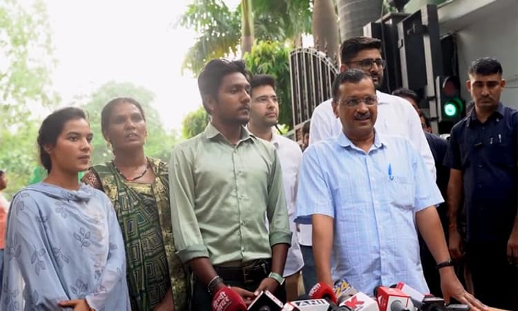 ಗುಜರಾತ್‌ನ ಸ್ವಚ್ಛತಾ ಕಾರ್ಮಿಕನ ಕುಟುಂಬಕ್ಕೆ ಕೇಜ್ರಿವಾಲ್ ನಿವಾಸದಲ್ಲಿ ಆತಿಥ್ಯ