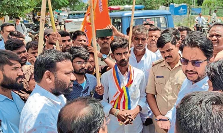 ಬೇರೆ ಗ್ರಾಮದ ಕೂಲಿ ಕಾರ್ಮಿಕರಿಗೆ ಮಣೆ-ಕಾರ್ಮಿಕರ ಆಕ್ರೋಶ