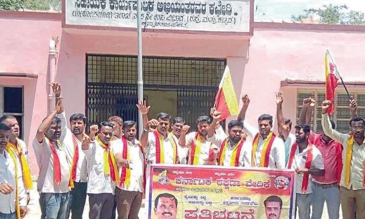 ರಸ್ತೆಗಳಲ್ಲಿನ ಗುಂಡಿ ಮುಚ್ಚಲು ಸಚಿವರು ನಿರ್ಲಕ್ಷ್ಯ