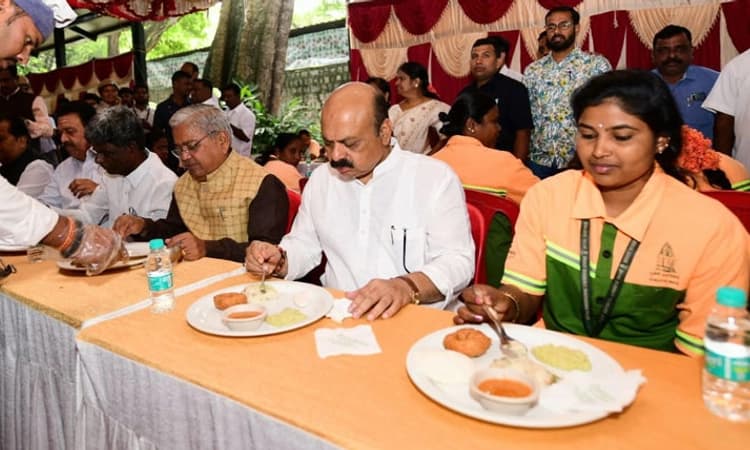 ಪೌರಕಾರ್ಮಿಕರೊಂದಿಗೆ ಉಪಾಹಾರ ಸೇವಿಸಿದ ಮುಖ್ಯಮಂತ್ರಿ ಬೊಮ್ಮಾಯಿ