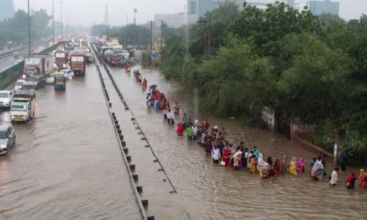ಭಾರೀ ಮಳೆ;ಉತ್ತರಪ್ರದೇಶ, ನೋಯ್ಡಾ, ದೆಹಲಿಯಲ್ಲಿ ಜನಜೀವನ ಅಸ್ತವ್ಯಸ್ತ, ಶಾಲೆಗಳಿಗೆ ರಜೆ ಘೋಷಣೆ