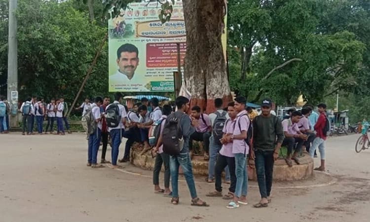 ಅರಳಿಕಟ್ಟಿ ಸರ್ಕಲ್‌ ಬಸ್‌ ನಿಲ್ದಾಣ ವಿಸ್ತರಿಸಿದ್ರೆ ಅನುಕೂಲ