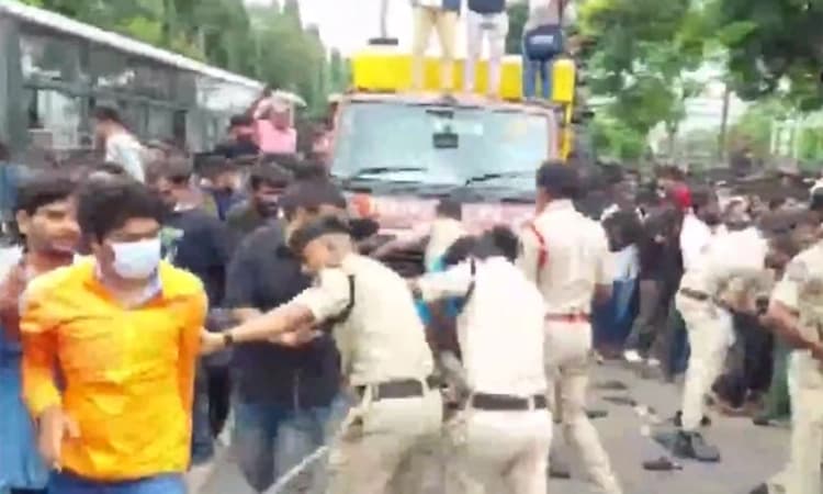 ಹೈದರಾಬಾದ್‌: ಟಿ 20 ಕ್ರಿಕೆಟ್ ಪಂದ್ಯದ ಟಿಕೆಟ್ ಗಾಗಿ ನೂಕು ನುಗ್ಗಲು ; ಲಾಠಿ ಪ್ರಹಾರ