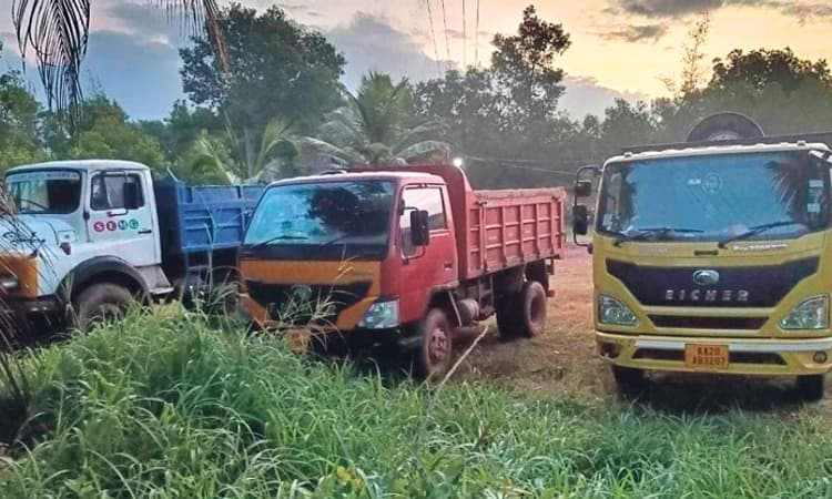 ಕುಂದಾಪುರ: ಅಕ್ರಮ ಮರಳು ಅಡ್ಡೆಗೆ ದಾಳಿ : 3 ಟಿಪ್ಪರ್‌ ವಶ  