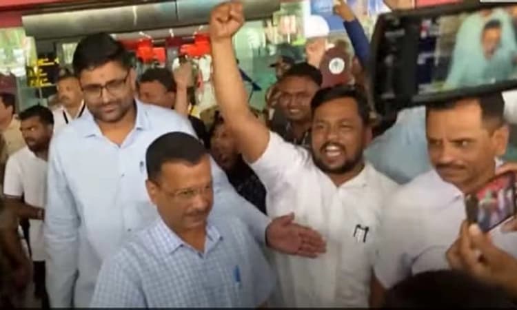 ವಡೋದರಾ ವಿಮಾನ ನಿಲ್ದಾಣದಲ್ಲಿ ಕೇಜ್ರಿವಾಲ್ ಗೆ ಮೋದಿ, ಮೋದಿ ಎಂದು ಘೋಷಣೆ ಕೂಗಿ ಸ್ವಾಗತ