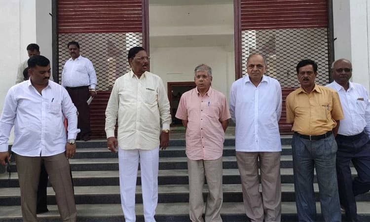 ಒಡೆದೇ ಇಲ್ಲ, ಜೋಡಿಸುವ ಮಾತೆಲ್ಲಿ