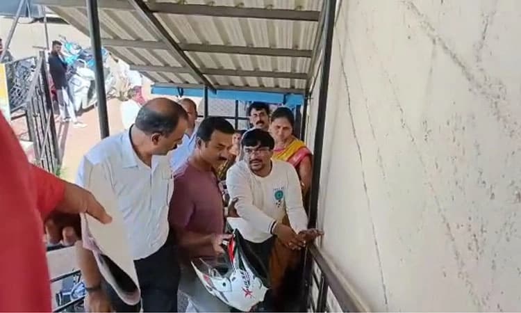 ಚಿಕ್ಕಮಗಳೂರು: ಮೆಟ್ಟಿಲು ಹತ್ತಲಾಗದೇ ವಿಶೇಷಚೇತನ ಯುವಕನ ಪರದಾಟ