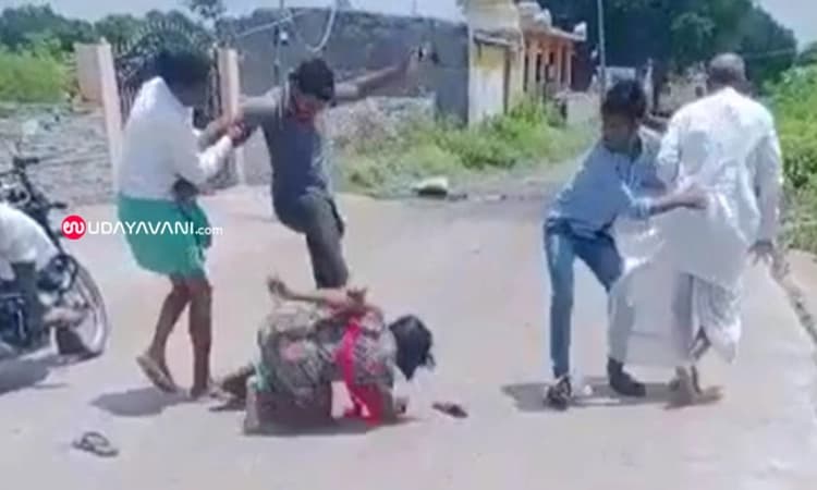 ಆಸ್ತಿಗಾಗಿ ನಡುಬೀದಿಯಲ್ಲಿ ಮಹಿಳೆಯನ್ನು ಎಳೆದಾಡಿ ಹಲ್ಲೆ; ವಿಡಿಯೋ ವೈರಲ್