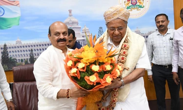 ಸಿಎಂ ಬೊಮ್ಮಾಯಿ ಭೇಟಿಯಾದ ಪಿಣರಾಯಿ ವಿಜಯನ್: ಗಡಿ ರಸ್ತೆಗಳ ಕುರಿತು ಚರ್ಚೆ