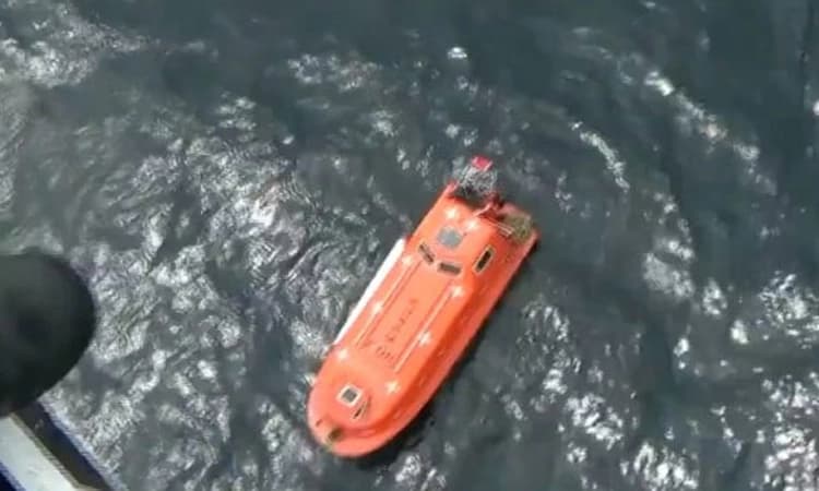 ರತ್ನಗಿರಿ ಕರಾವಳಿಯಲ್ಲಿ ಸಂಕಷ್ಟಕ್ಕೆ ಸಿಲುಕಿದ  ಟ್ಯಾಂಕರ್ ಹಡಗಿನಿಂದ 19 ಸಿಬಂದಿ ರಕ್ಷಣೆ