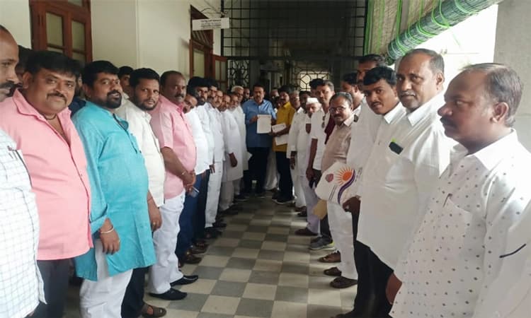 ಮಹಾಲಿಂಗಪುರ: ತಾಲೂಕು ಹೋರಾಟ ನಿಯೋಗದಿಂದ ಸಿಎಂ, ಸಚಿವರುಗಳ ಭೇಟಿ