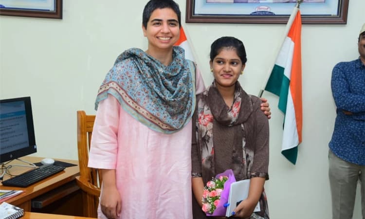 ಜಿಲ್ಲಾಧಿಕಾರಿಯವರ ಜತೆ ಒಂದು ದಿನ ಕಳೆಯುವ ಅವಕಾಶ ಪಡೆದ ವಿದ್ಯಾರ್ಥಿನಿ!