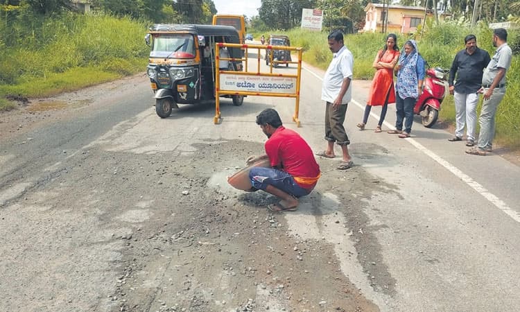 ಶಂಕರಪುರ: ರಸ್ತೆ ಗುಂಡಿಗೆ ಸಿಮೆಂಟ್‌, ಜಲ್ಲಿ ತೇಪೆ !
