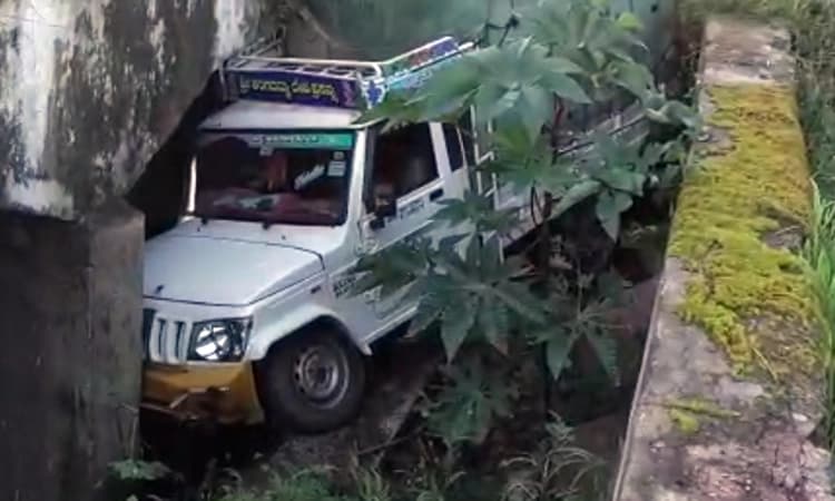 ಶಿಡ್ಲಘಟ್ಟ : ಸೇತುವೆಯ ಬದಿಗೆ ಉರುಳಿದ ಸರಕು ಸಾಗಾಣಿಕೆ ವಾಹನ, ತಪ್ಪಿದ ಭಾರೀ ಅನಾಹುತ