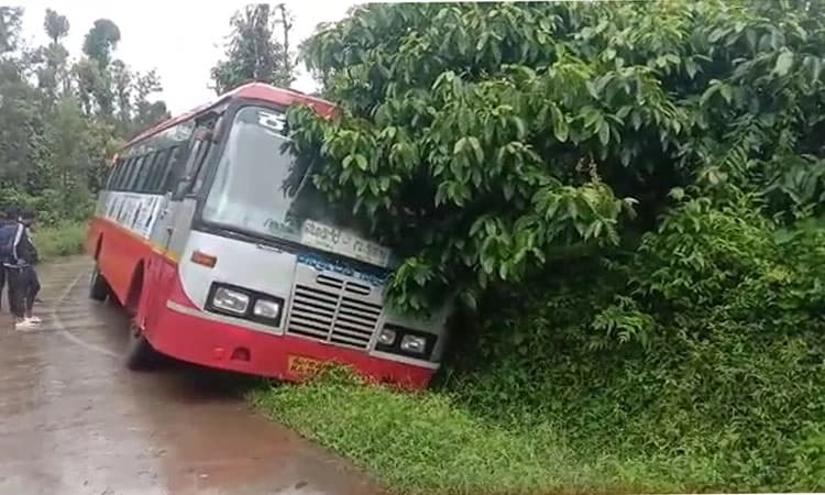 ಕೊಟ್ಟಿಗೆಹಾರ: ಚಾಲಕನ ನಿಯಂತ್ರಣ ತಪ್ಪಿ ಚರಂಡಿಗೆ ಉರುಳಿದ ಬಸ್