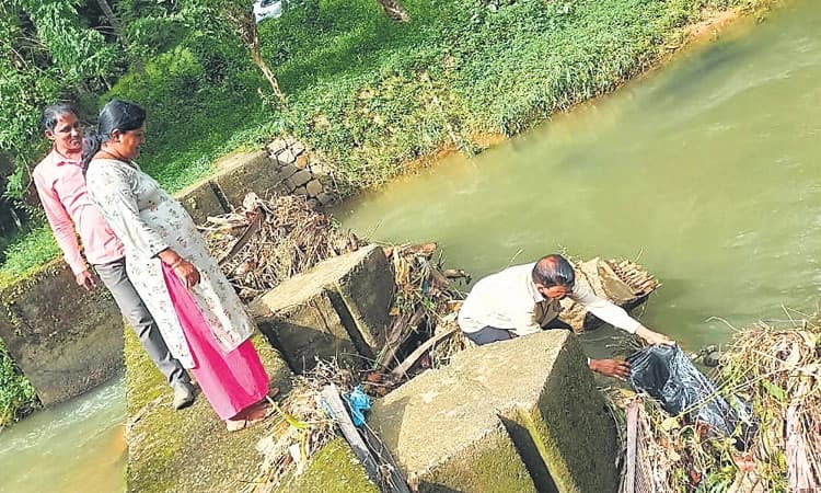 ಕತ್ತಲಸಾರ್: ತೇಲಿ ಬಂದ ತ್ಯಾಜ್ಯ ರಾಶಿ; ಗ್ರಾ.ಪಂ.ನಿಂದ ದೂರು ದಾಖಲು