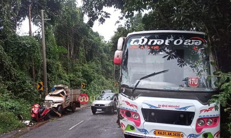 ಕಾರ್ಕಳ : ಖಾಸಗಿ ಬಸ್ – ಪಿಕಪ್ ಮುಖಾಮುಖಿ ಢಿಕ್ಕಿ, ಪಿಕಪ್ ಚಾಲಕ ಸಾವು