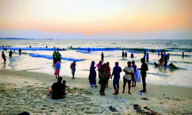 ಮಲ್ಪೆ ಬೀಚ್‌: ಸಮುದ್ರದಲ್ಲಿ ಮುಳುಗುತ್ತಿದ್ದ ಇಬ್ಬರ ರಕ್ಷಣೆ