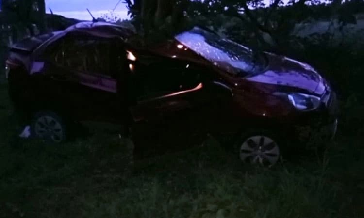 ಕೋಲಾರ ಬಳಿ ಕಾರು ಮರಕ್ಕೆ ಢಿಕ್ಕಿಯಾಗಿ ಇಬ್ಬರ ಸಾವು – ಮೂವರಿಗೆ ಗಾಯ